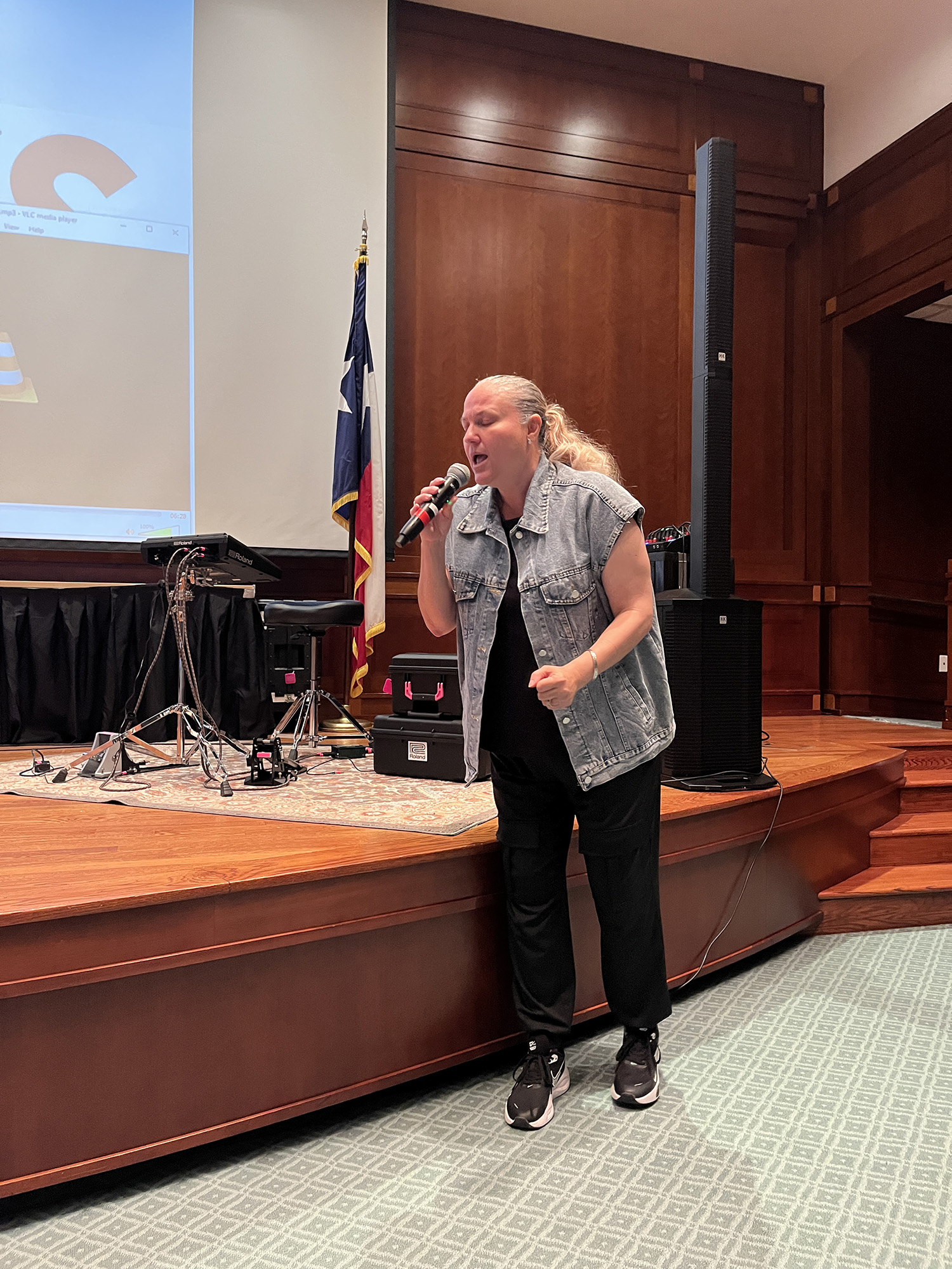 Sandra Rivers opens in worship