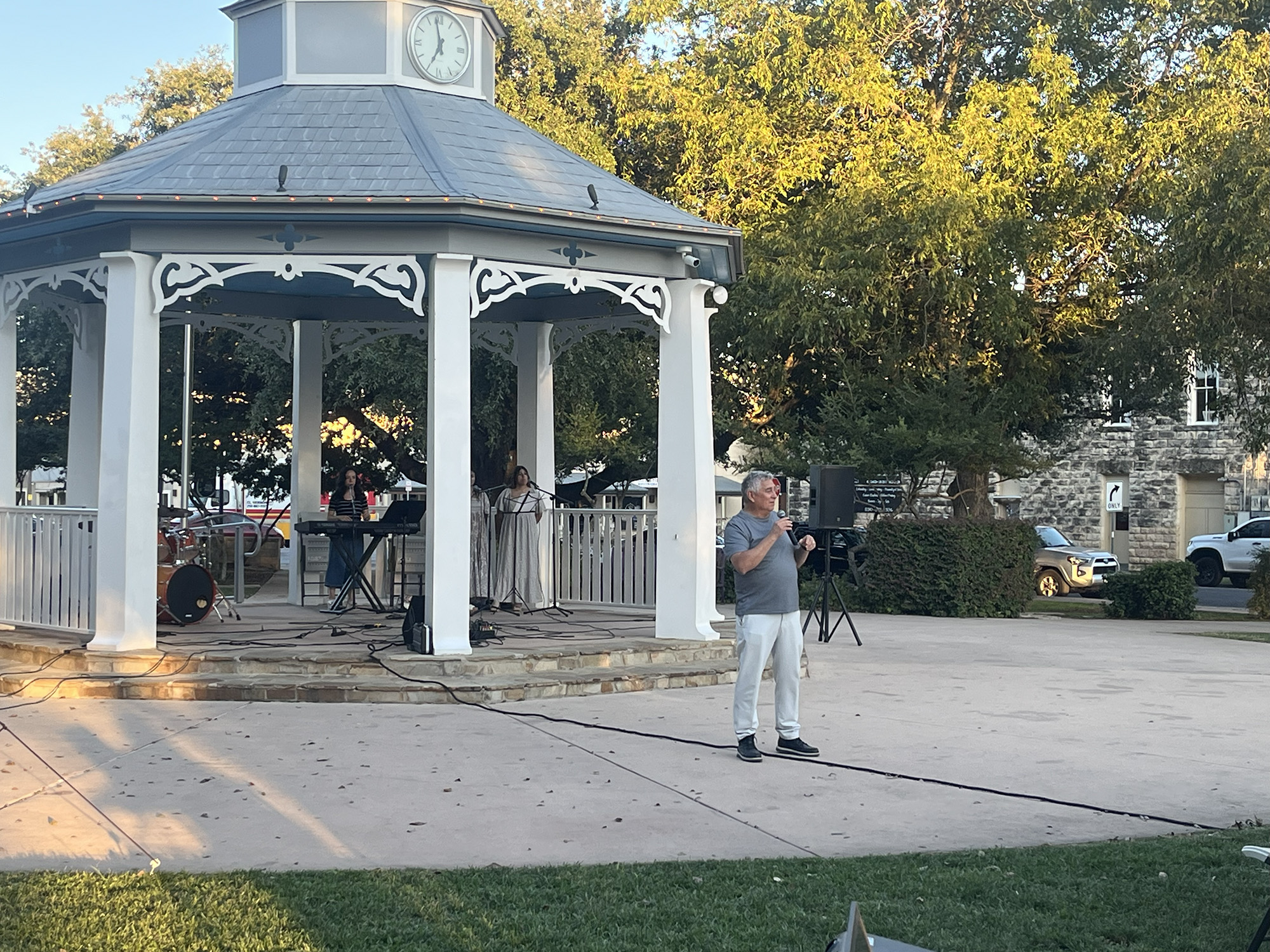 Pastor Ruben Mendez (Iglesia Shalom) opens Day 4