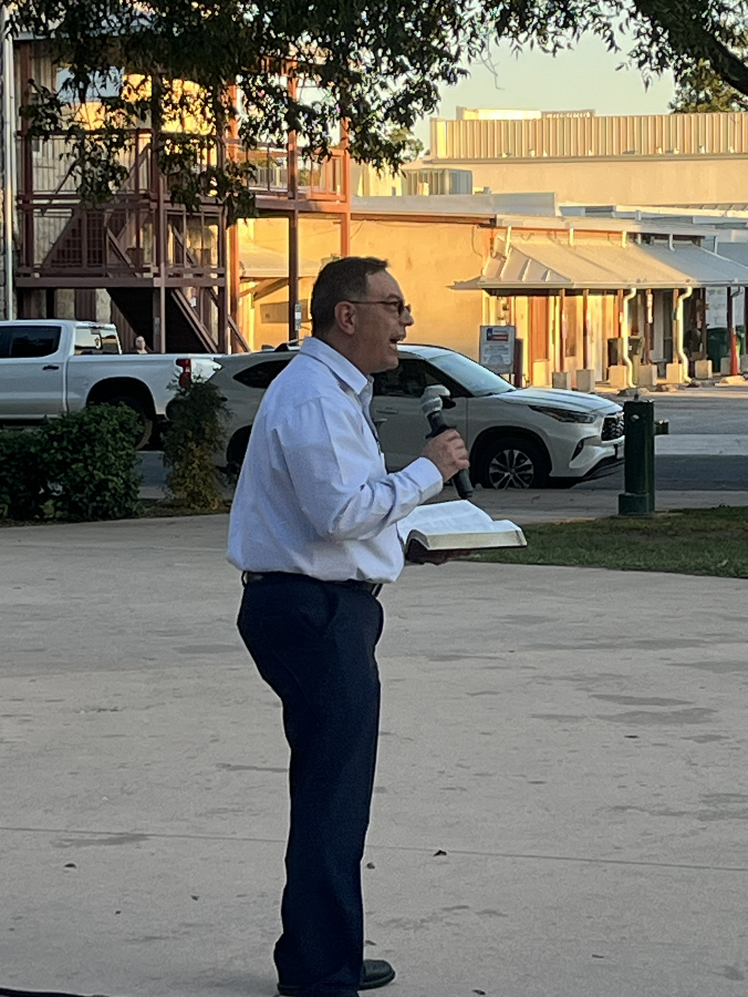 Pastor Robert Martinez (Iglesia Nuevo Renacer) shares from God's word