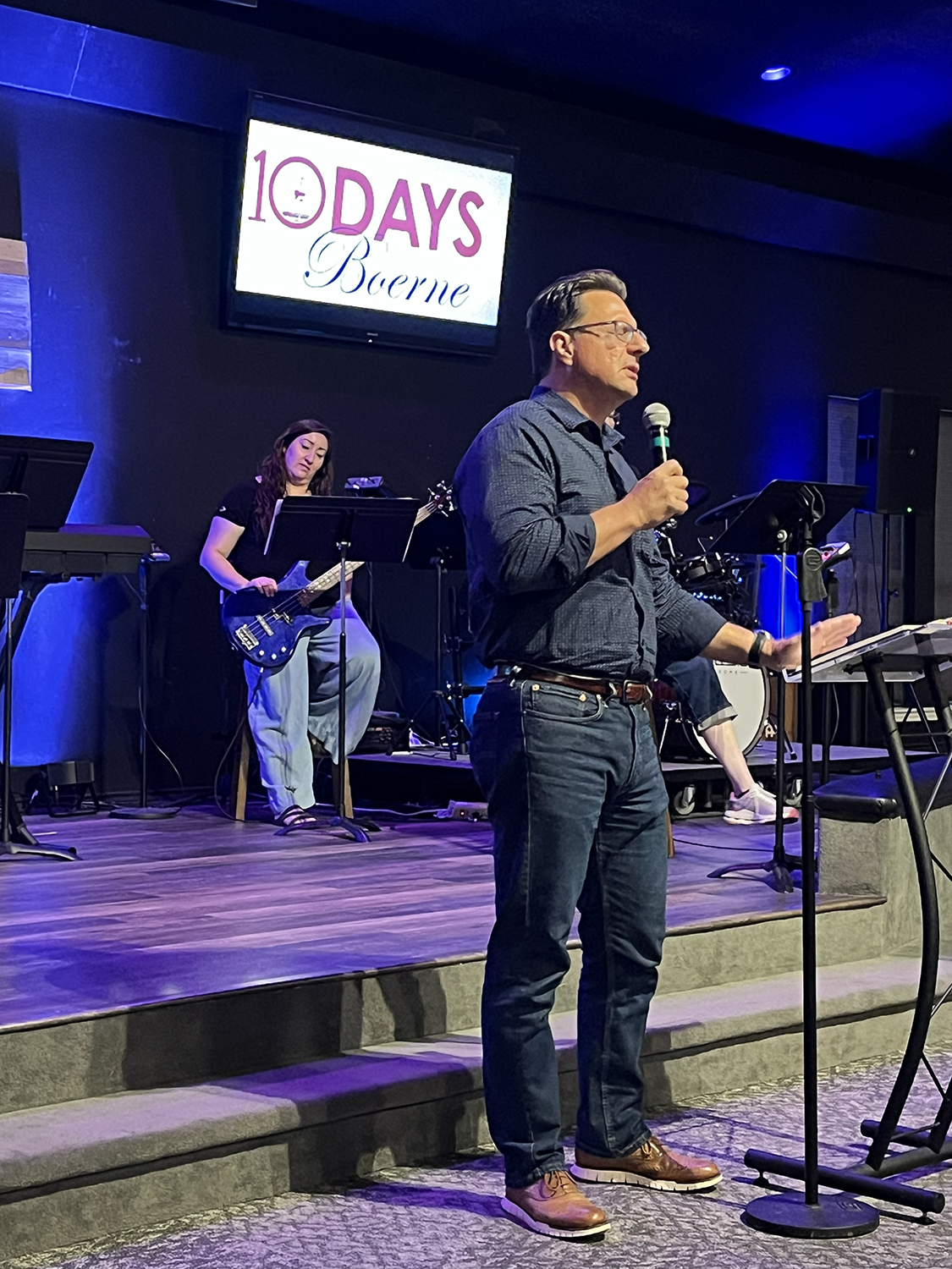 Pastor Mark Quick leads in prayer