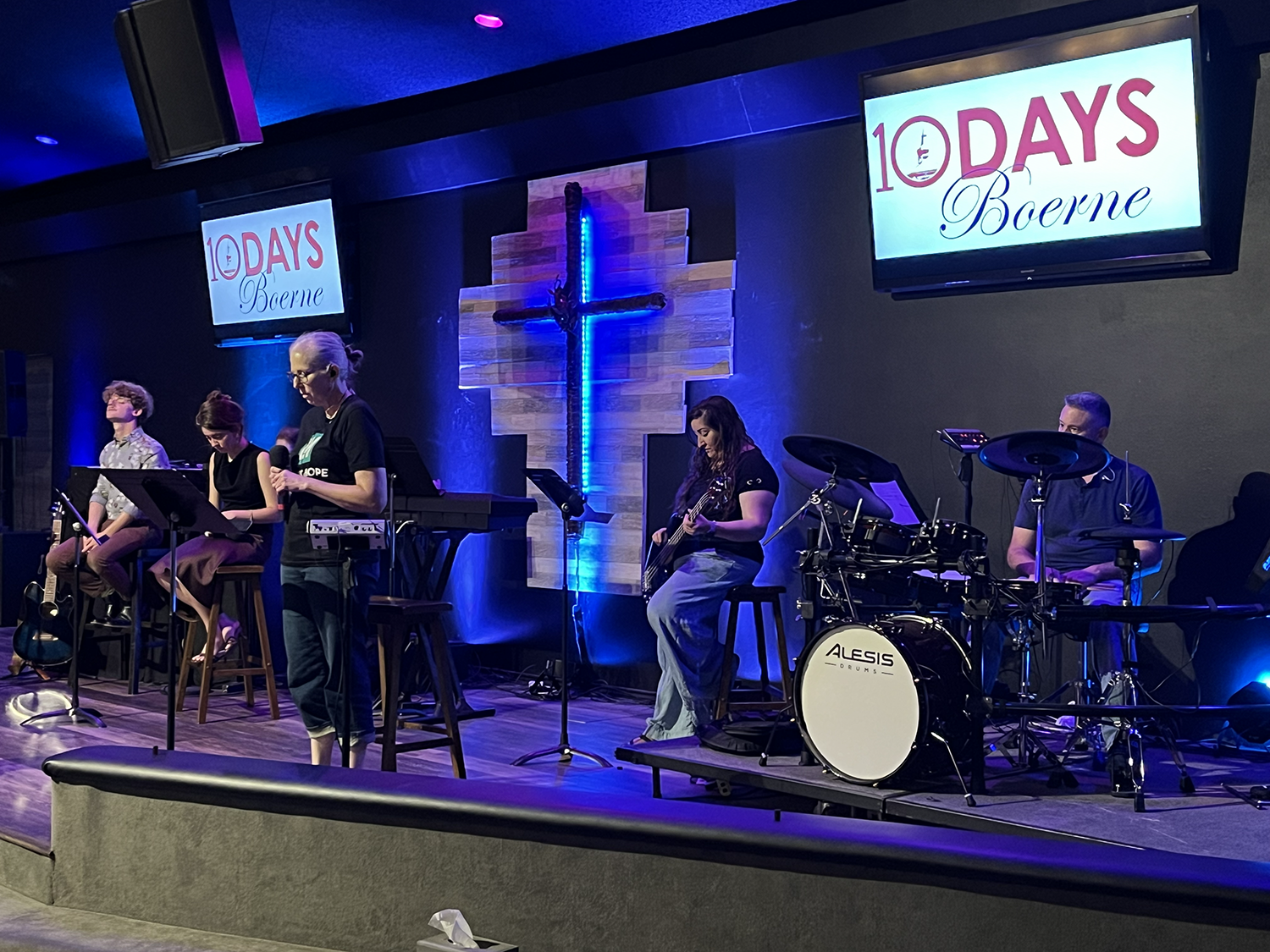 Worship team closes in hymns of adoration