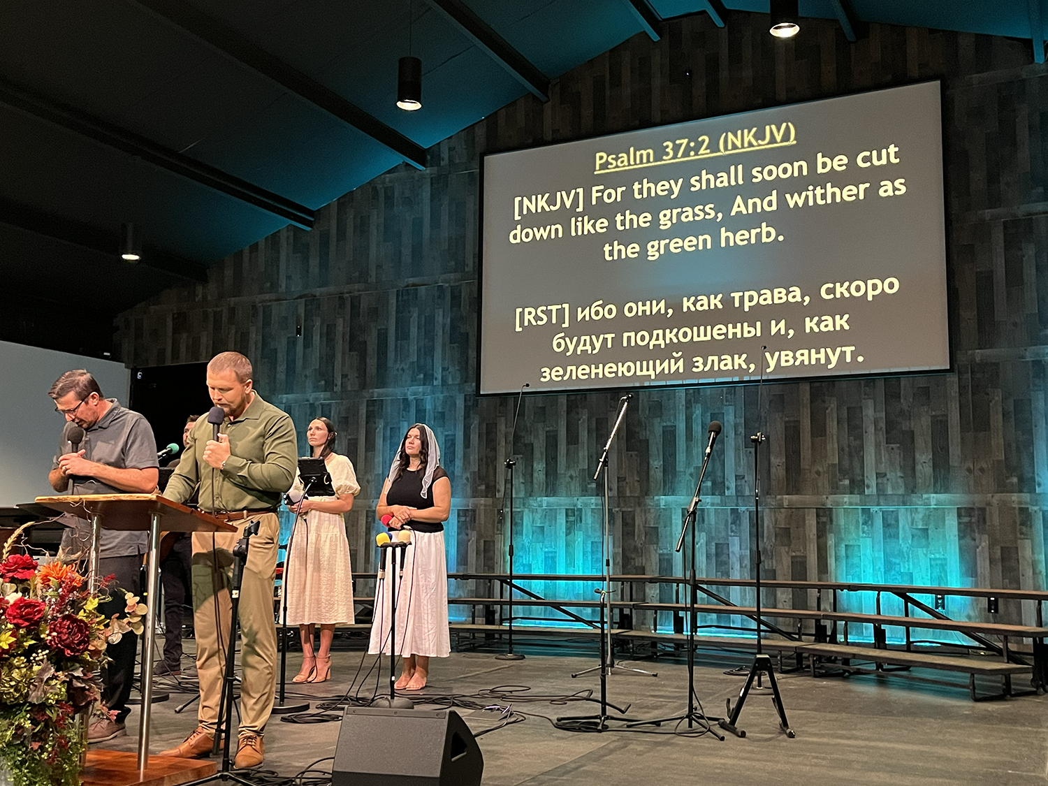 English- and Russian-speaking people benefit from the dual language presentation of scriptures